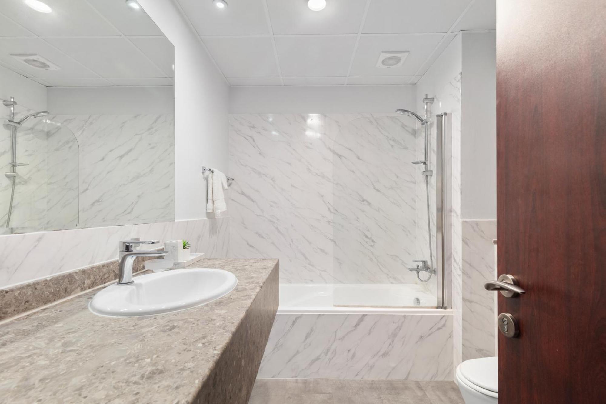 Modern Design 1 Bedroom Apartment, Pool Access Dubai