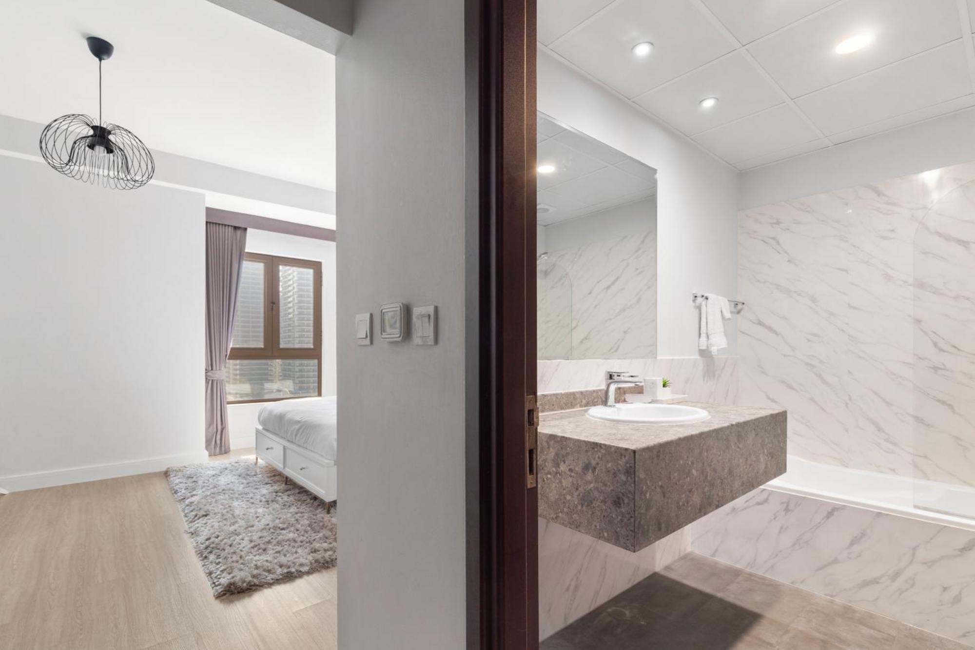 Apartment Modern Design 1 Bedroom Apartment, Pool Access *