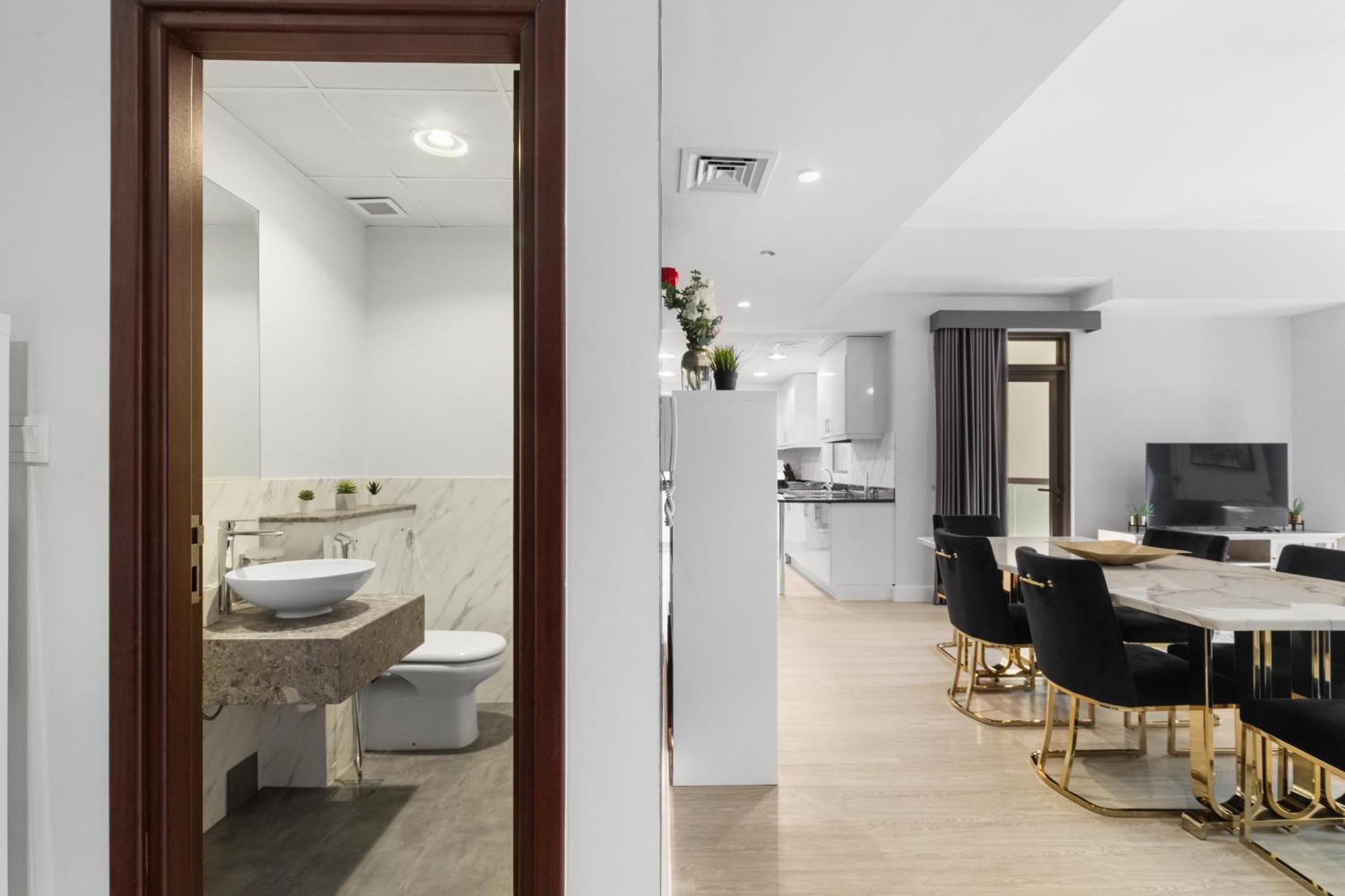 Modern Design 1 Bedroom Apartment, Pool Access *