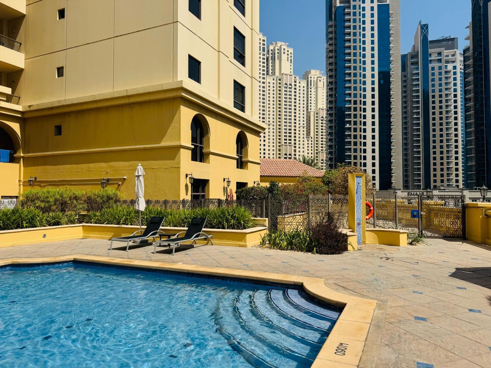 Modern Design 1 Bedroom Apartment, Pool Access