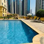 Modern Design 1 Bedroom Apartment, Pool Access