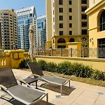 Modern Design 1 Bedroom Apartment, Pool Access