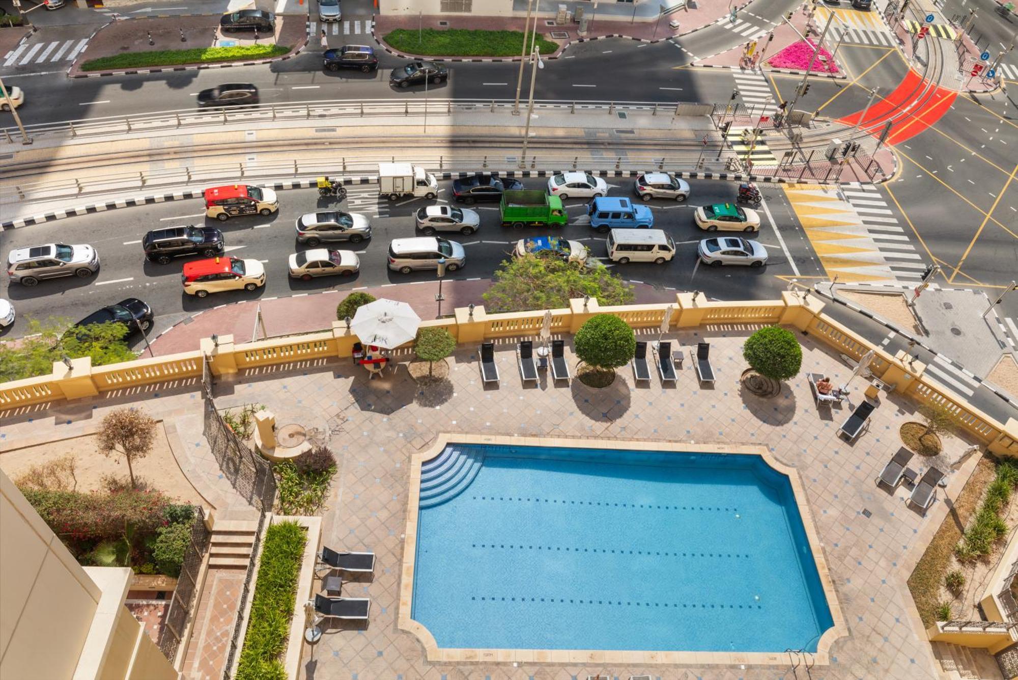 Modern Design 1 Bedroom Apartment, Pool Access