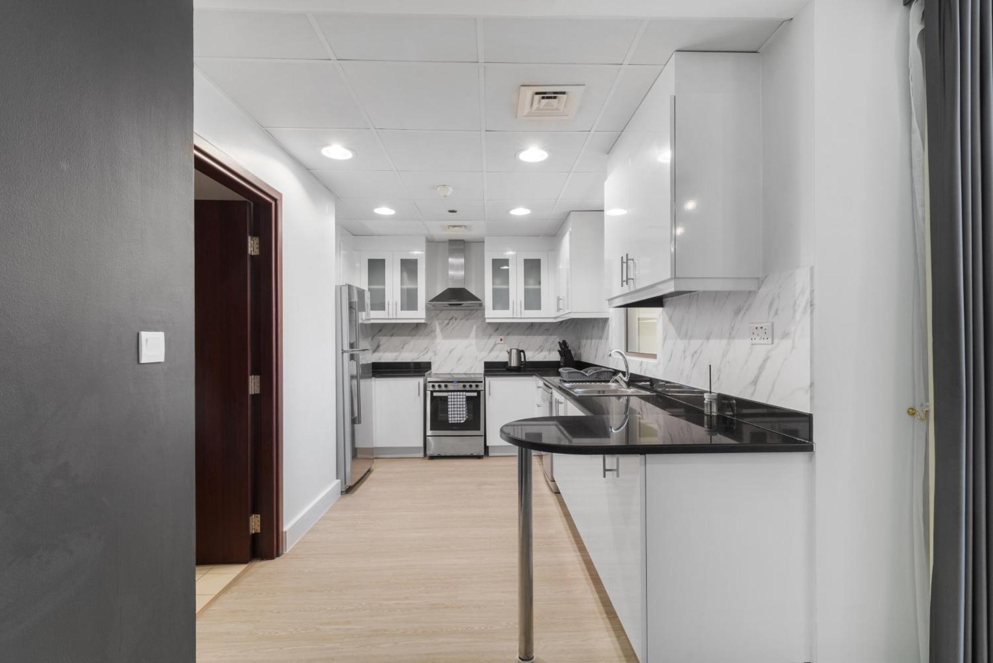 Modern Design 1 Bedroom Apartment, Pool Access *